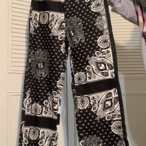 Patterned black pants